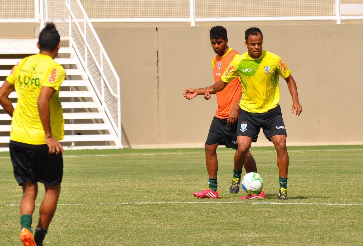 Imagens do treino do Amrica no Estdio Soares de Azevedo, em Muria