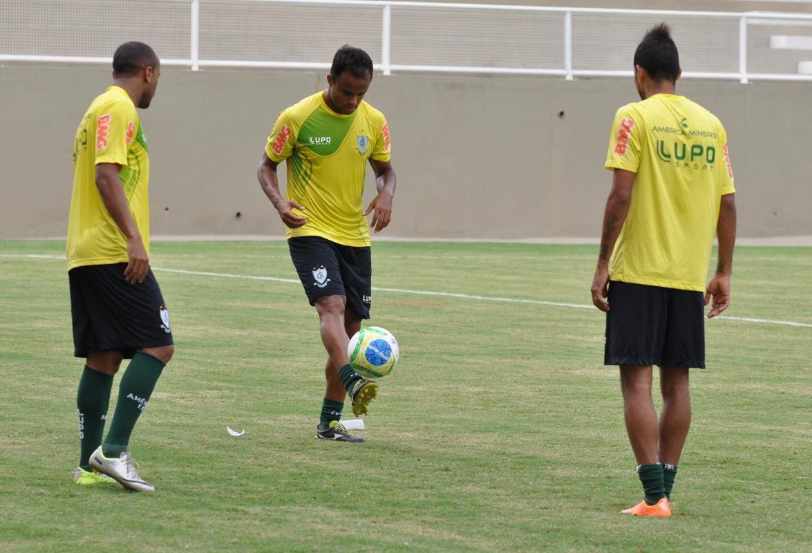 Imagens do treino do Amrica no Estdio Soares de Azevedo, em Muria
