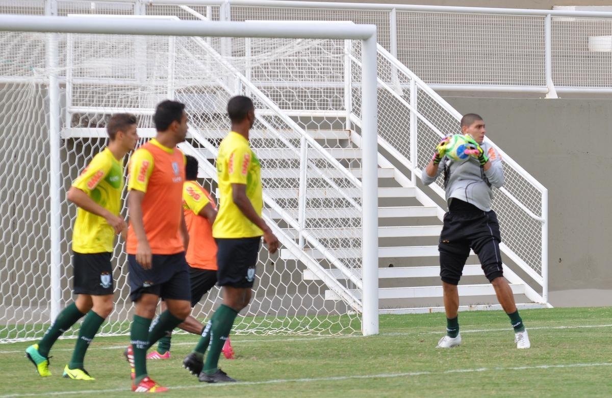 Imagens do treino do Amrica no Estdio Soares de Azevedo, em Muria