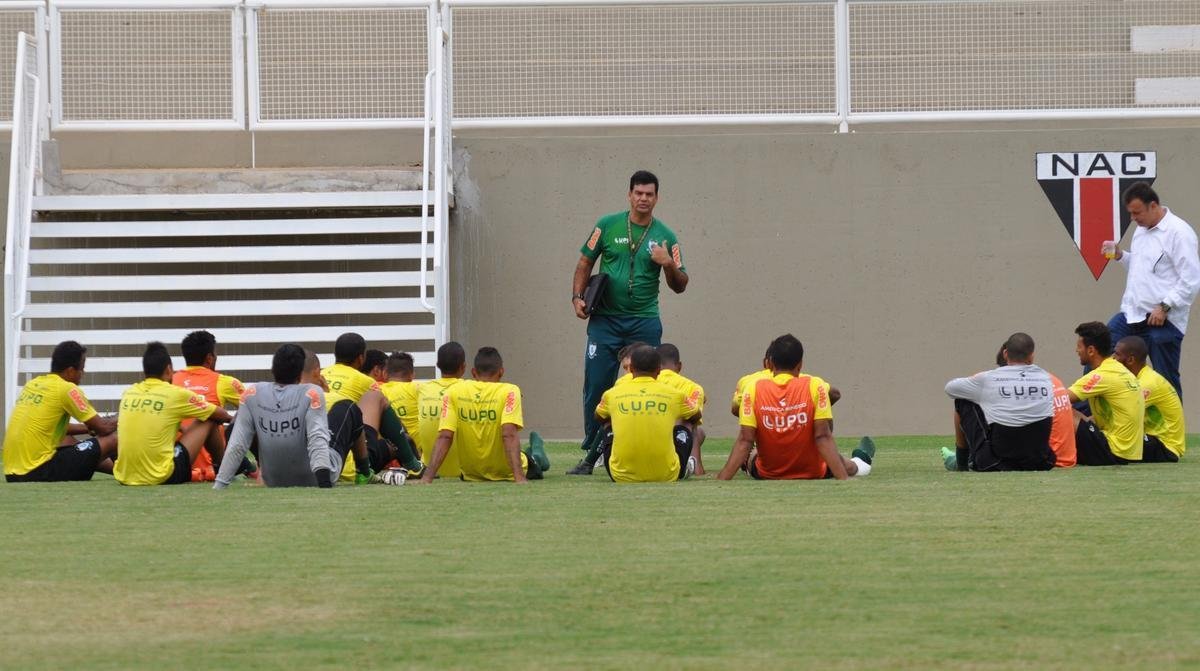 Imagens do treino do Amrica no Estdio Soares de Azevedo, em Muria