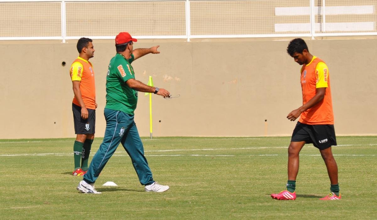 Imagens do treino do Amrica no Estdio Soares de Azevedo, em Muria