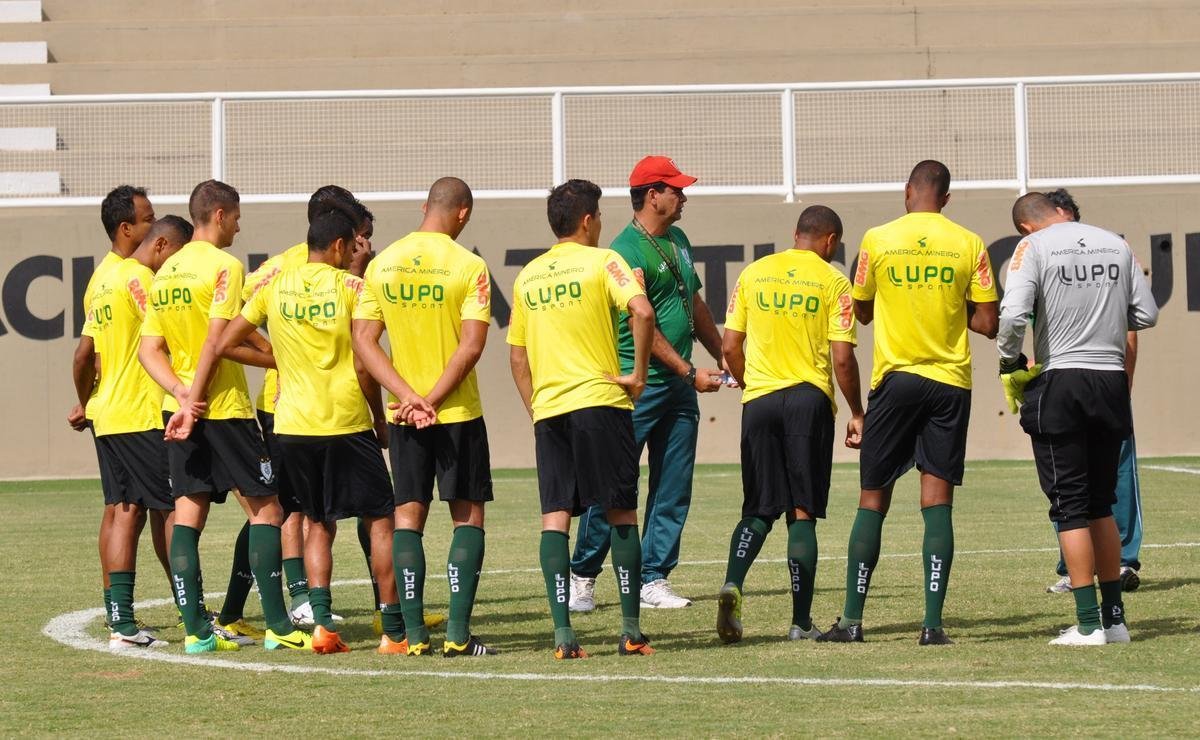 Imagens do treino do Amrica no Estdio Soares de Azevedo, em Muria