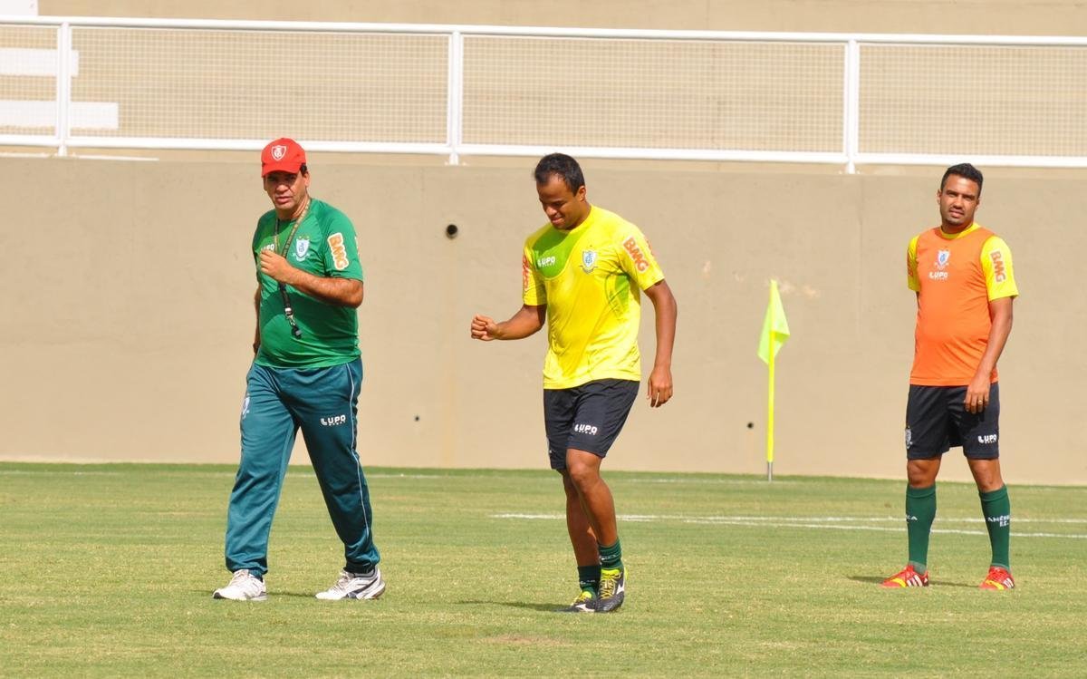 Imagens do treino do Amrica no Estdio Soares de Azevedo, em Muria