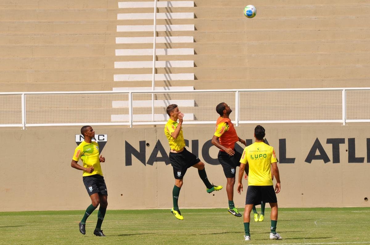 Imagens do treino do Amrica no Estdio Soares de Azevedo, em Muria
