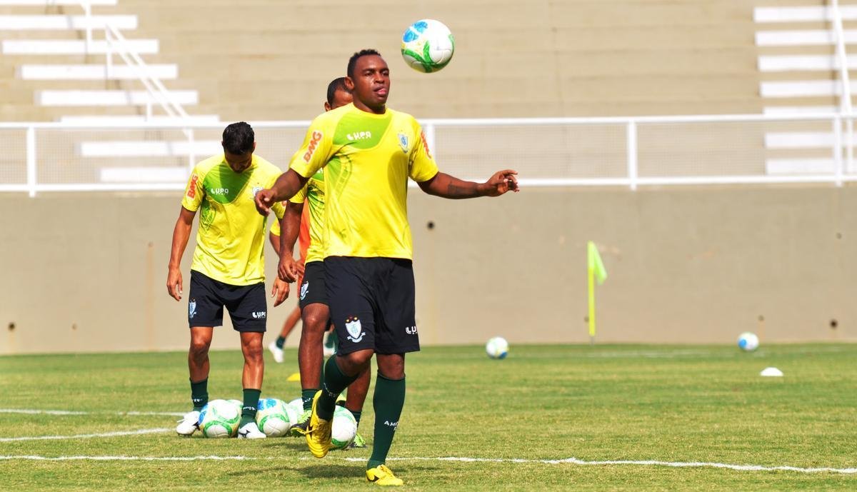 Imagens do treino do Amrica no Estdio Soares de Azevedo, em Muria