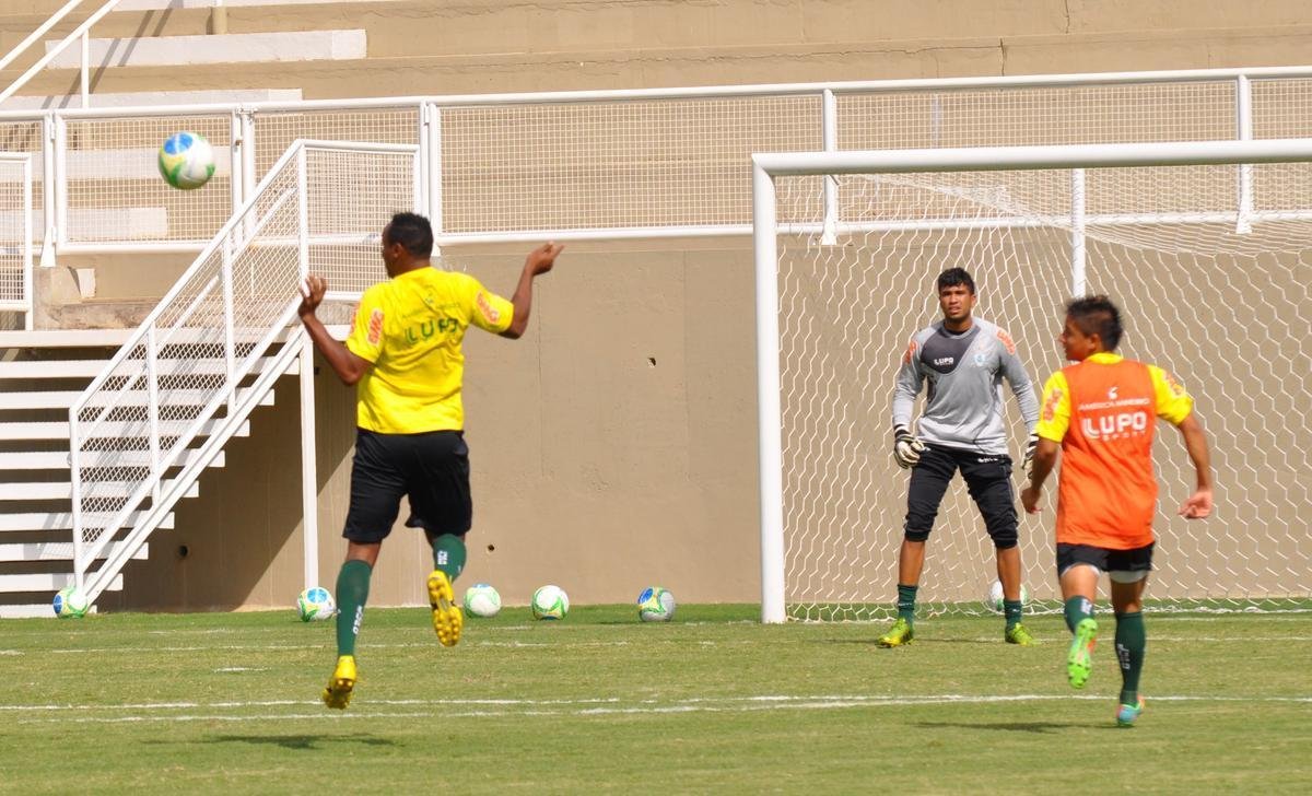 Imagens do treino do Amrica no Estdio Soares de Azevedo, em Muria