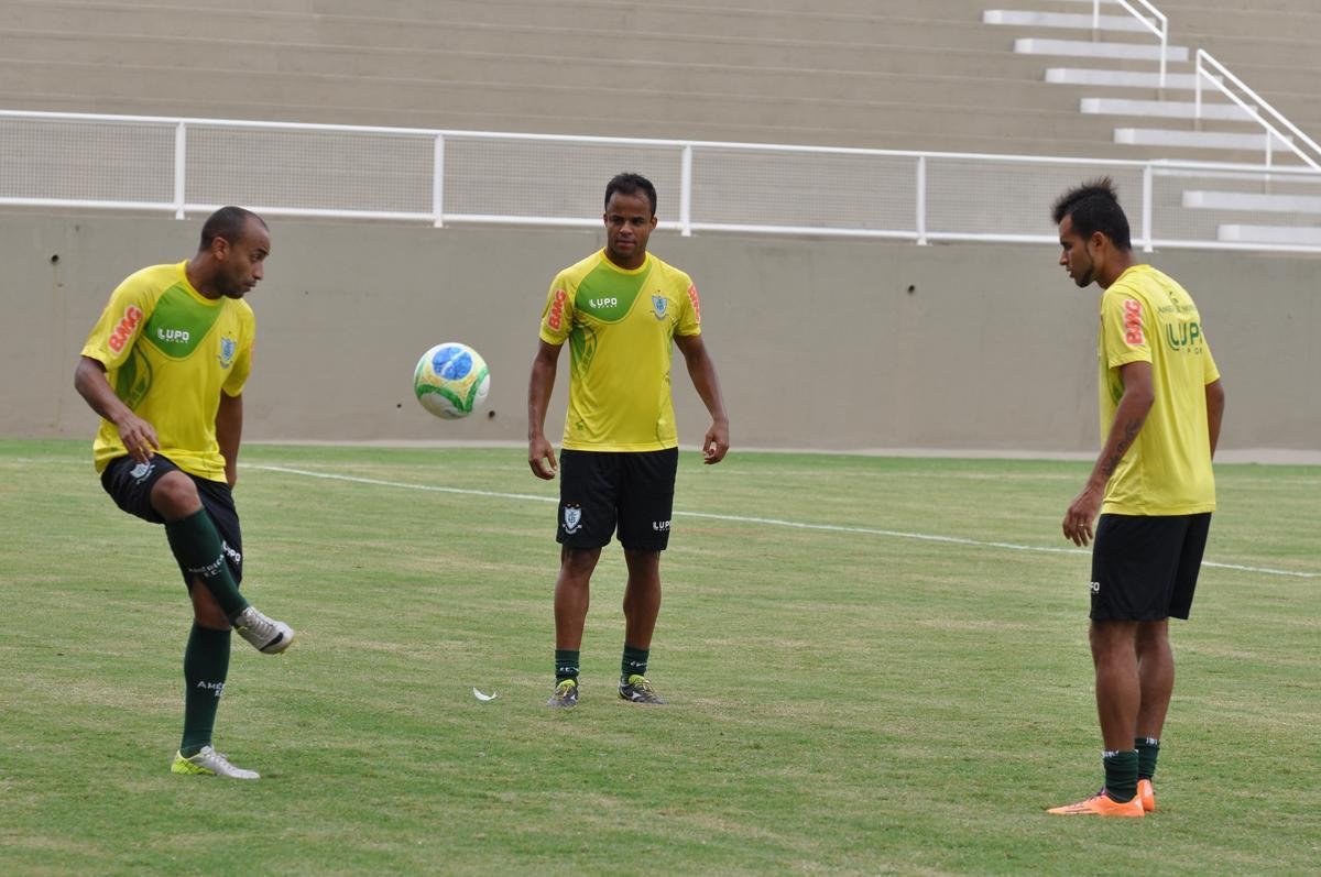 Imagens do treino do Amrica no Estdio Soares de Azevedo, em Muria