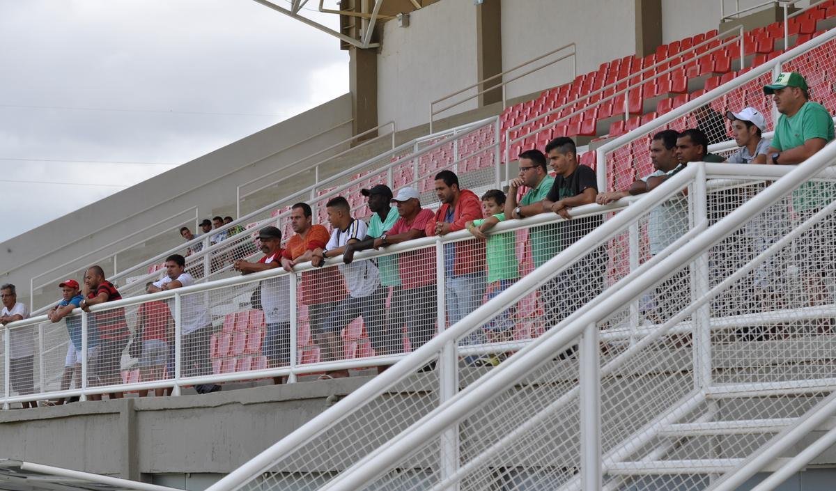 Imagens do treino do Amrica no Estdio Soares de Azevedo, em Muria