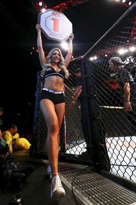 Imagens das lutas do TUF Brasil 3 Finale, em So Paulo - Fernanda Hernandes estreia como octagon girl do UFC; musa do TUF arrasando com as plaquinhas