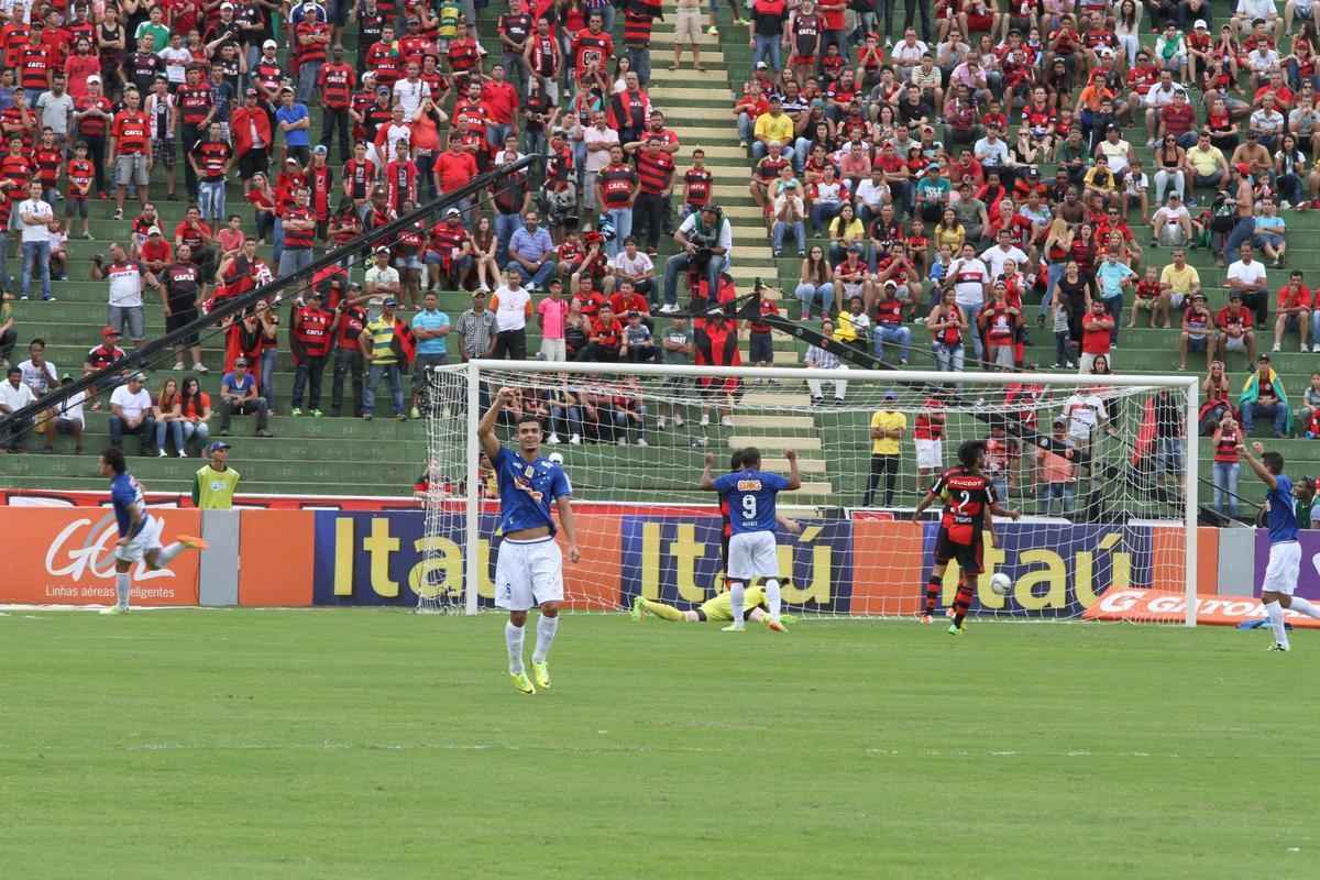 Cruzeiro goleou Flamengo por 3 a 0 no Parque do Sabi e mantm liderana do Brasileiro