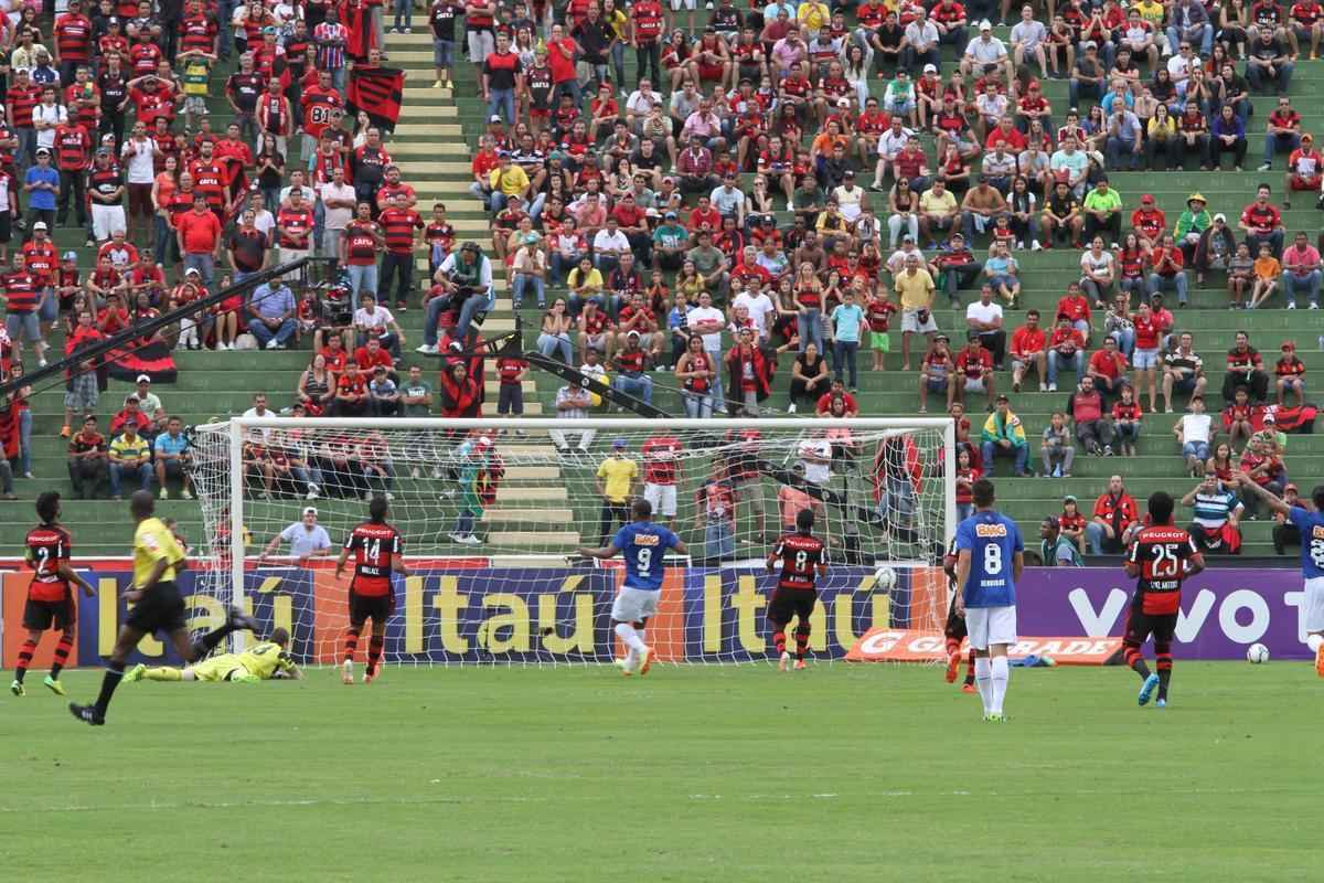 Cruzeiro goleou Flamengo por 3 a 0 no Parque do Sabi e mantm liderana do Brasileiro