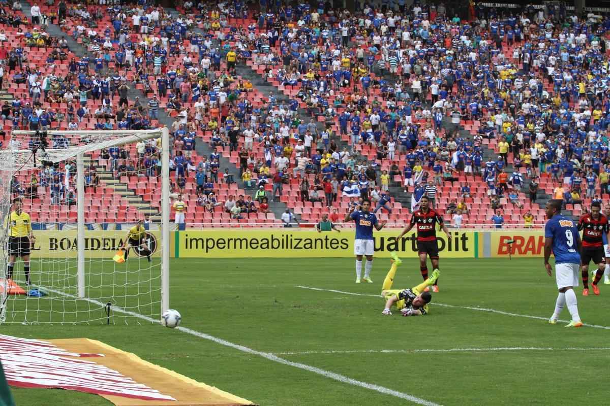 Cruzeiro goleou Flamengo por 3 a 0 no Parque do Sabi e mantm liderana do Brasileiro