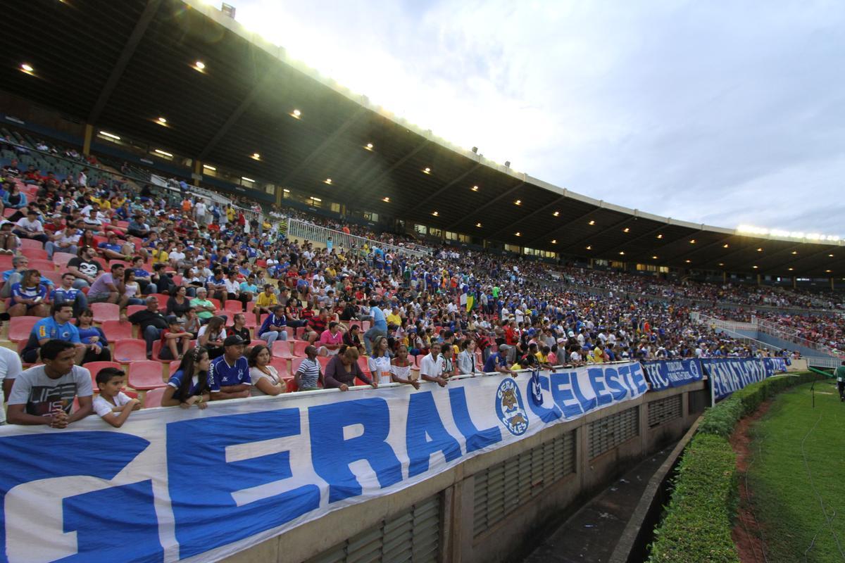Cruzeiro goleou Flamengo por 3 a 0 no Parque do Sabi e mantm liderana do Brasileiro