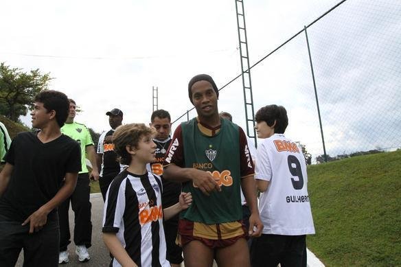 Desde a chegada, Ronaldinho foi o centro das atenes na Cidade do Galo