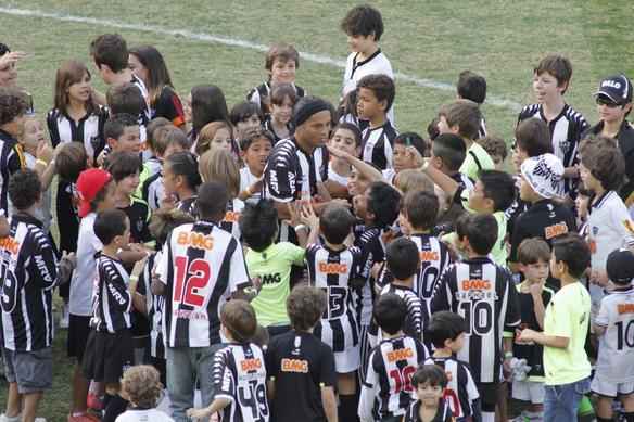 Na entrada do time em campo, Ronaldinho era sempre o mais festejado pelas crianas