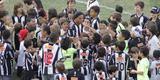 Na entrada do time em campo, Ronaldinho era sempre o mais festejado pelas crianas