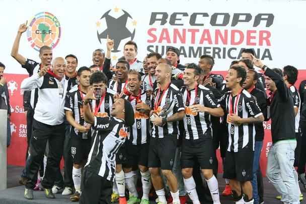 Ronaldinho Gacho se despediu com o ttulo da Recopa, contra o Lans