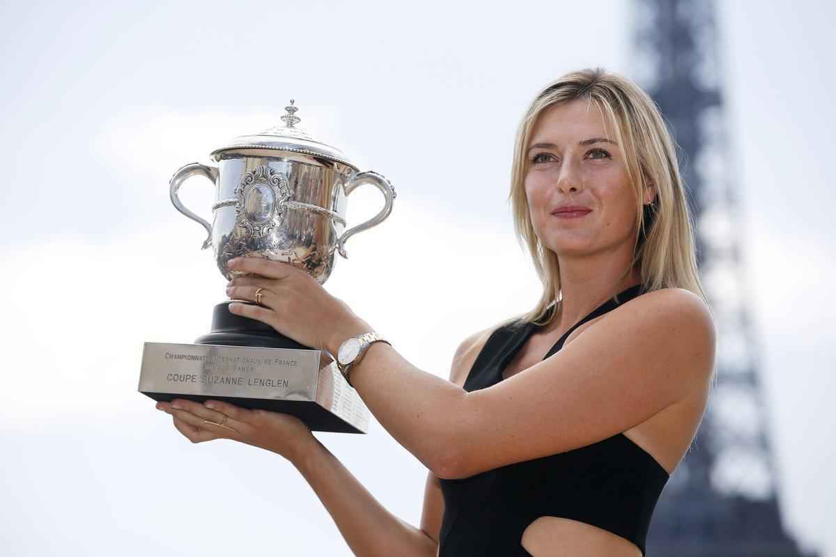 Musa russa Maria Sharapova comemora conquista de Roland Garros na Torre Eiffel