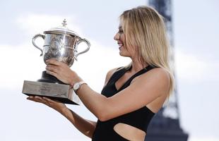 Musa russa Maria Sharapova comemora conquista de Roland Garros na Torre Eiffel