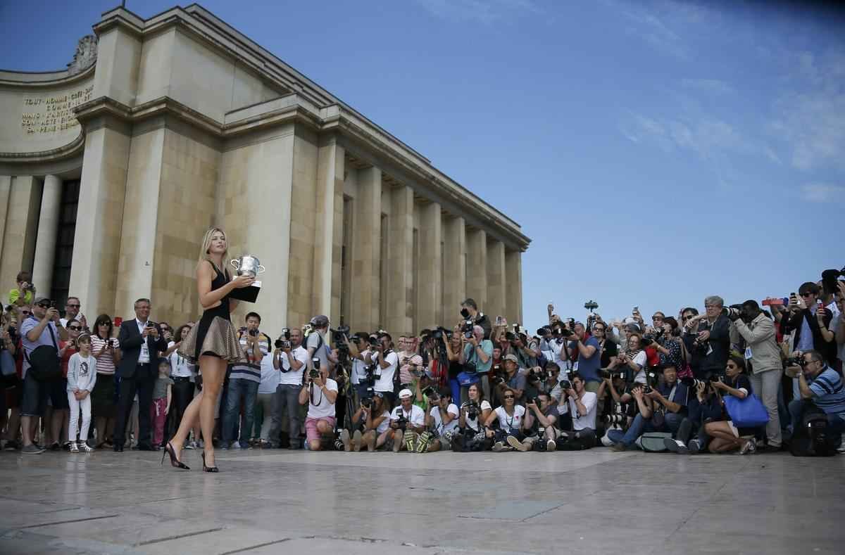 Musa russa Maria Sharapova comemora conquista de Roland Garros na Torre Eiffel