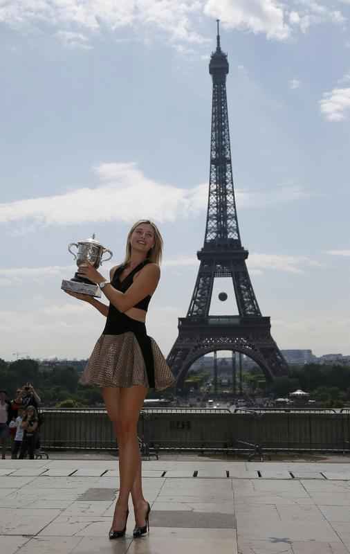 Musa russa Maria Sharapova comemora conquista de Roland Garros na Torre Eiffel