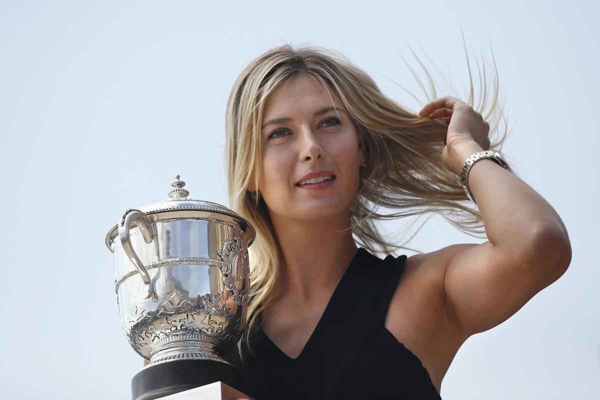 Musa russa Maria Sharapova comemora conquista de Roland Garros na Torre Eiffel