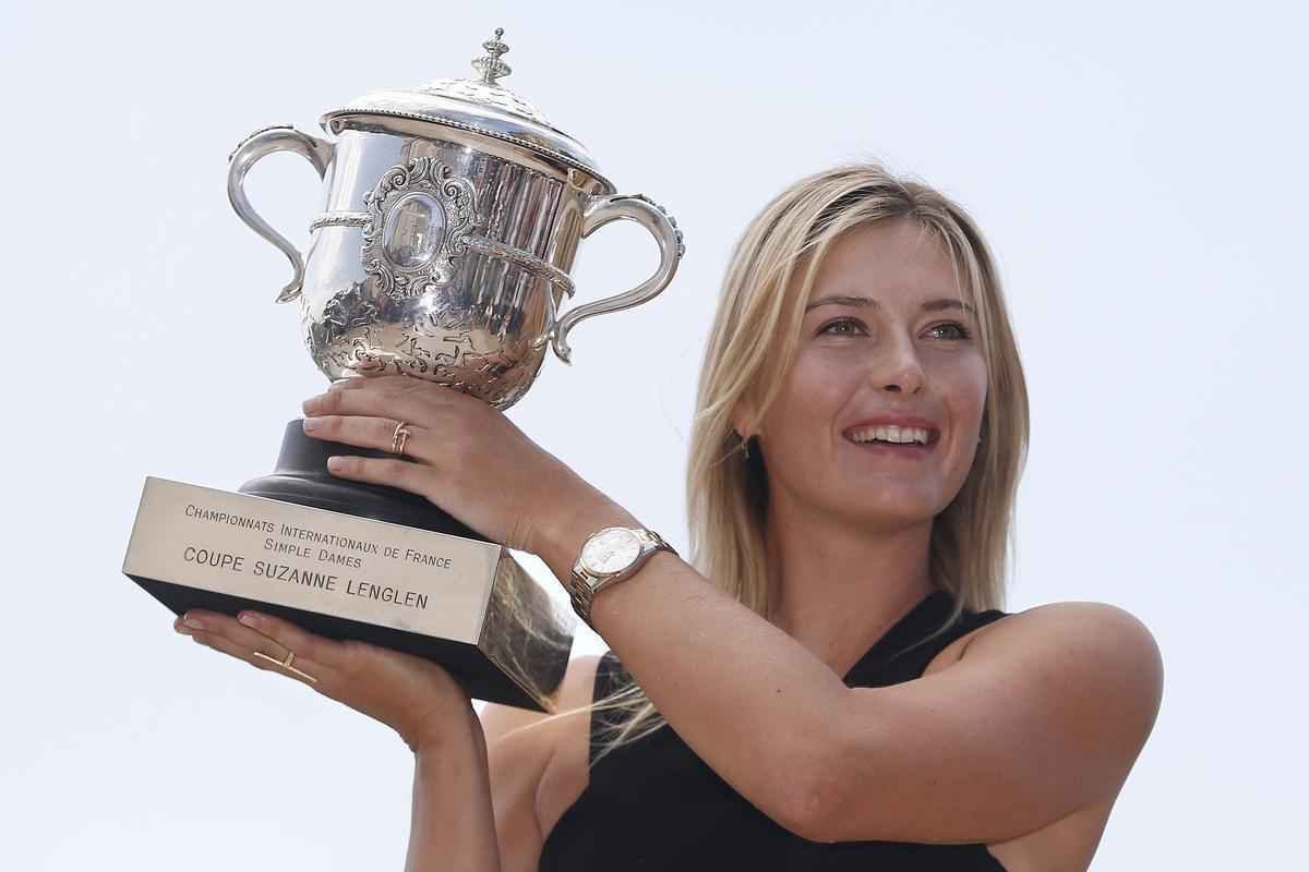 Musa russa Maria Sharapova comemora conquista de Roland Garros na Torre Eiffel