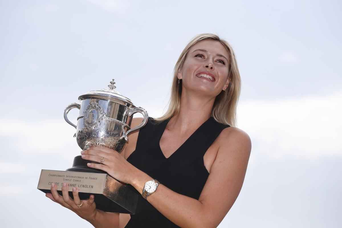 Musa russa Maria Sharapova comemora conquista de Roland Garros na Torre Eiffel