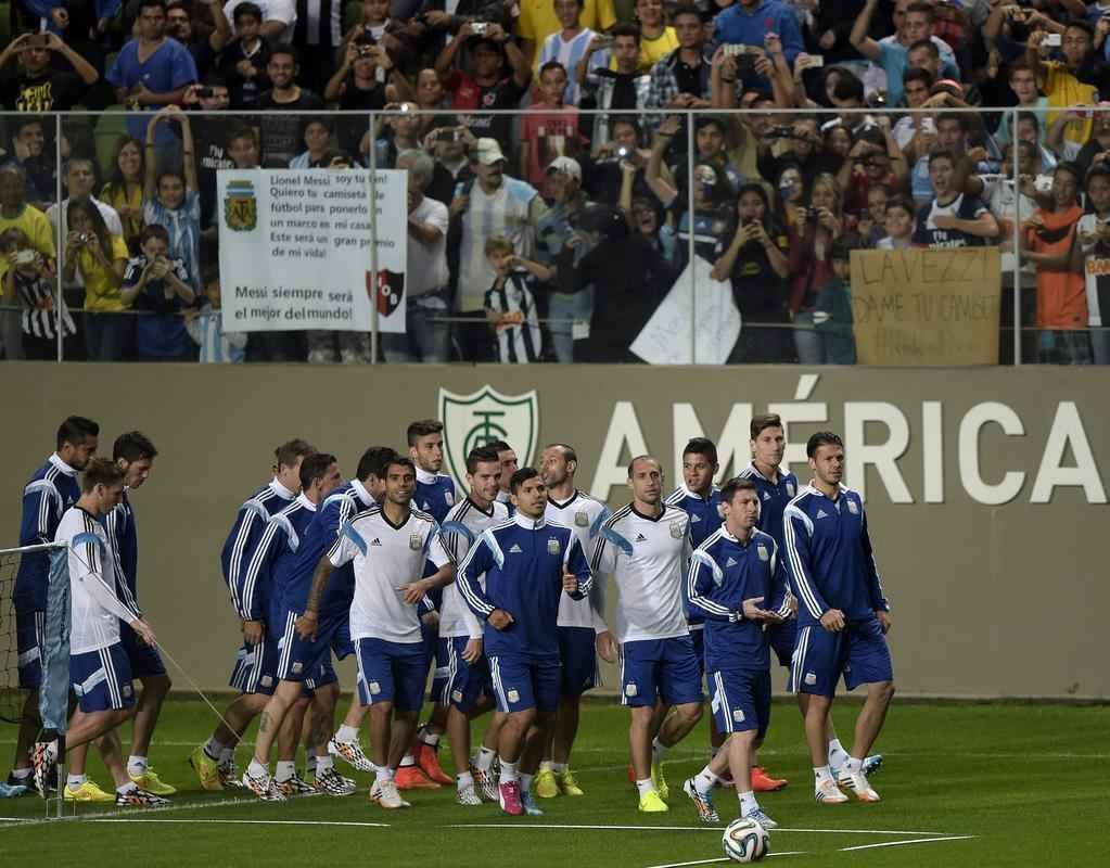 O CT Lanna Drumond no foi escolhido para treinos por nenhuma seleo participante da Copa do Mundo. Porm, o Amrica foi representado pelo Estdio Independncia, palco da atividade da Seleo Argentina na noite desta quarta-feira. Surgiu a especulao de que os escudos do clube seriam tampados a mando da Fifa, porm isto no aconteceu. Desta forma, as logomarcas do clube alviverde apareceram em vrias imagens registradas no Horto.
