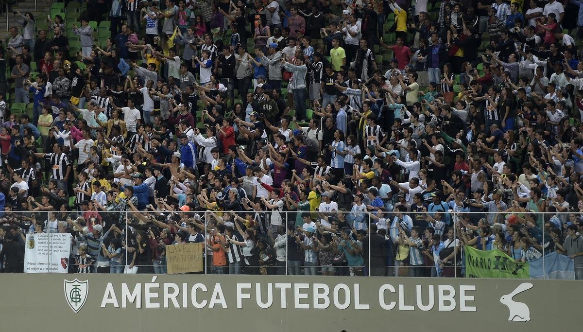 O CT Lanna Drumond no foi escolhido para treinos por nenhuma seleo participante da Copa do Mundo. Porm, o Amrica foi representado pelo Estdio Independncia, palco da atividade da Seleo Argentina na noite desta quarta-feira. Surgiu a especulao de que os escudos do clube seriam tampados a mando da Fifa, porm isto no aconteceu. Desta forma, as logomarcas do clube alviverde apareceram em vrias imagens registradas no Horto.