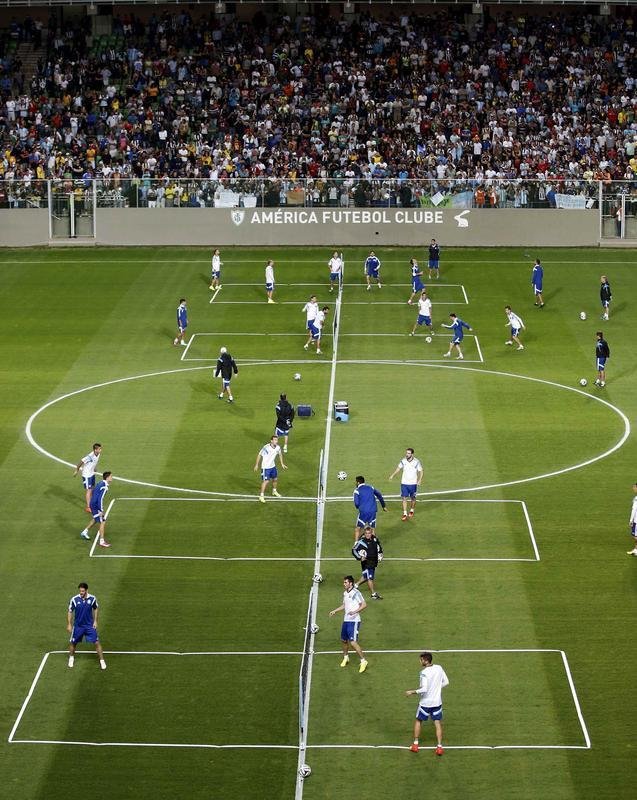 O CT Lanna Drumond no foi escolhido para treinos por nenhuma seleo participante da Copa do Mundo. Porm, o Amrica foi representado pelo Estdio Independncia, palco da atividade da Seleo Argentina na noite desta quarta-feira. Surgiu a especulao de que os escudos do clube seriam tampados a mando da Fifa, porm isto no aconteceu. Desta forma, as logomarcas do clube alviverde apareceram em vrias imagens registradas no Horto.