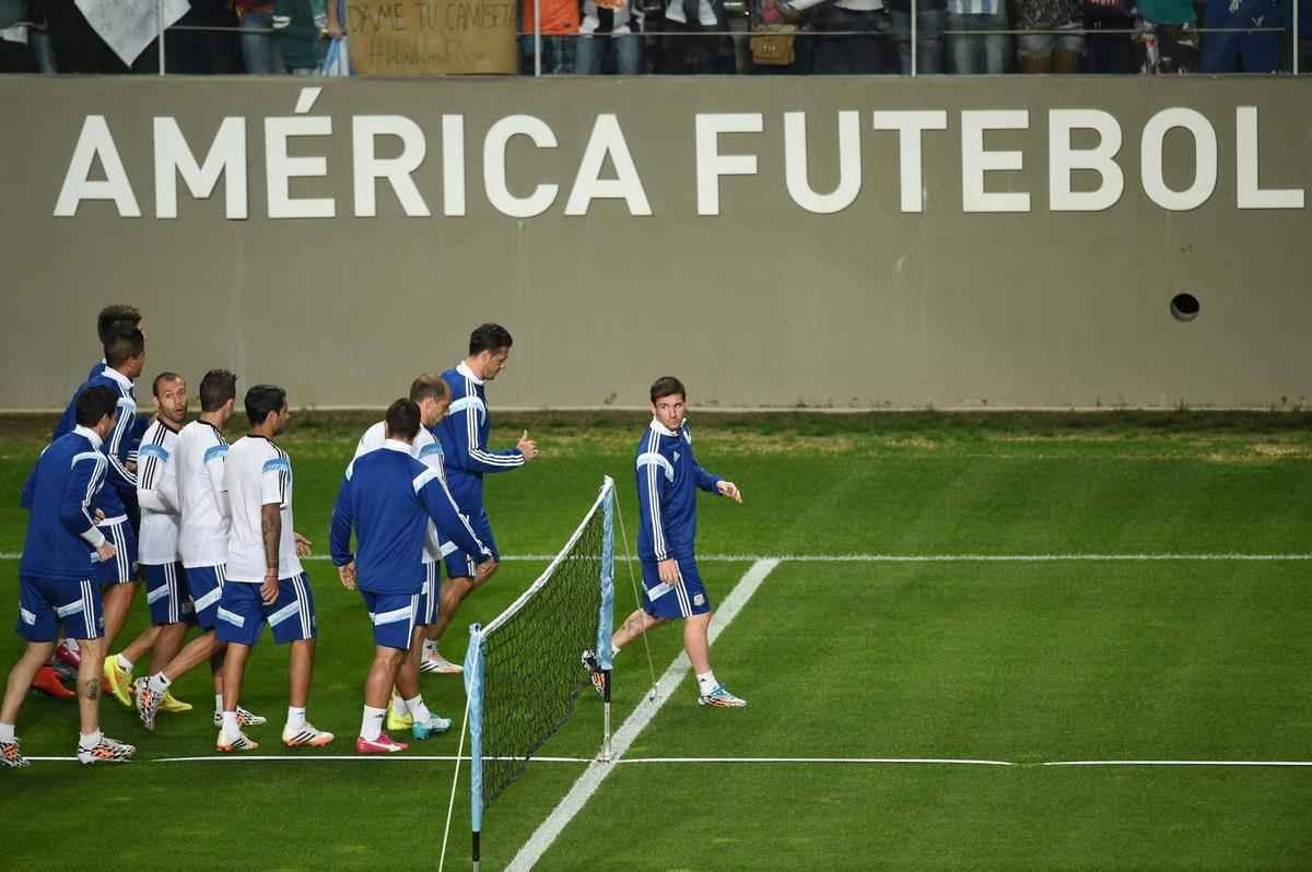 O CT Lanna Drumond no foi escolhido para treinos por nenhuma seleo participante da Copa do Mundo. Porm, o Amrica foi representado pelo Estdio Independncia, palco da atividade da Seleo Argentina na noite desta quarta-feira. Surgiu a especulao de que os escudos do clube seriam tampados a mando da Fifa, porm isto no aconteceu. Desta forma, as logomarcas do clube alviverde apareceram em vrias imagens registradas no Horto.