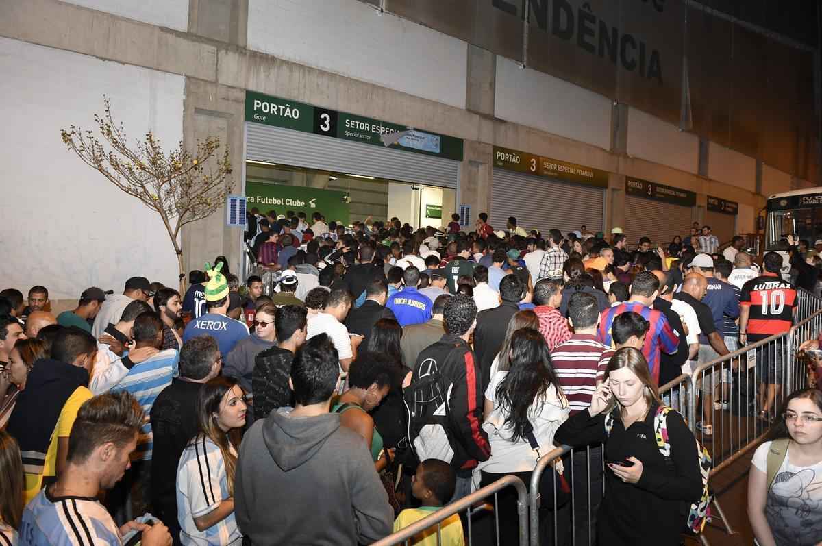 O CT Lanna Drumond no foi escolhido para treinos por nenhuma seleo participante da Copa do Mundo. Porm, o Amrica foi representado pelo Estdio Independncia, palco da atividade da Seleo Argentina na noite desta quarta-feira. Surgiu a especulao de que os escudos do clube seriam tampados a mando da Fifa, porm isto no aconteceu. Desta forma, as logomarcas do clube alviverde apareceram em vrias imagens registradas no Horto.