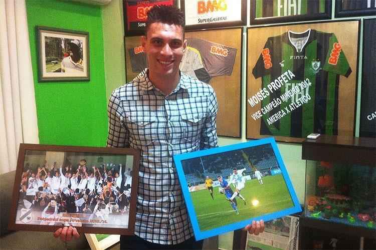 Moiss exibe com orgulho as imagens em molduras de seus primeiros meses atuando no futebol croata