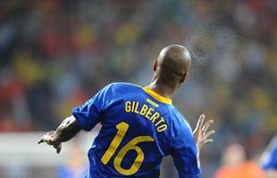 Gilberto - o nico gol do verstil jogador pela Seleo Brasileira foi marcado na Copa de 2006, na Alemanha, contra o Japo. Gilberto, que obteve mais destaque jogando pelo Cruzeiro, ainda disputou o Mundial de 2010. Sua passagem pelo Amrica ocorreu em 2012, quando jogou 18 partidas na Srie B do Brasileiro.