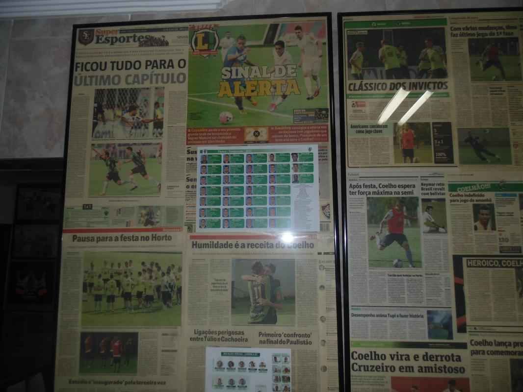 Famlia de boleiros: casa dos irmos Moiss e Matheus  repleta de camisas, quadros e recortes de jornais