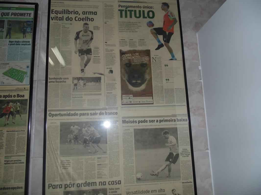 Famlia de boleiros: casa dos irmos Moiss e Matheus  repleta de camisas, quadros e recortes de jornais