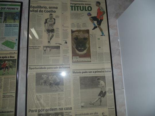 Famlia de boleiros: casa dos irmos Moiss e Matheus  repleta de camisas, quadros e recortes de jornais