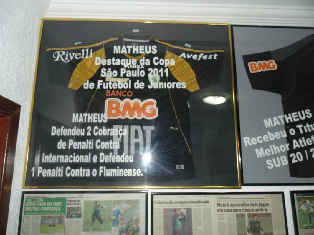 Famlia de boleiros: casa dos irmos Moiss e Matheus  repleta de camisas, quadros e recortes de jornais