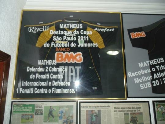 Famlia de boleiros: casa dos irmos Moiss e Matheus  repleta de camisas, quadros e recortes de jornais