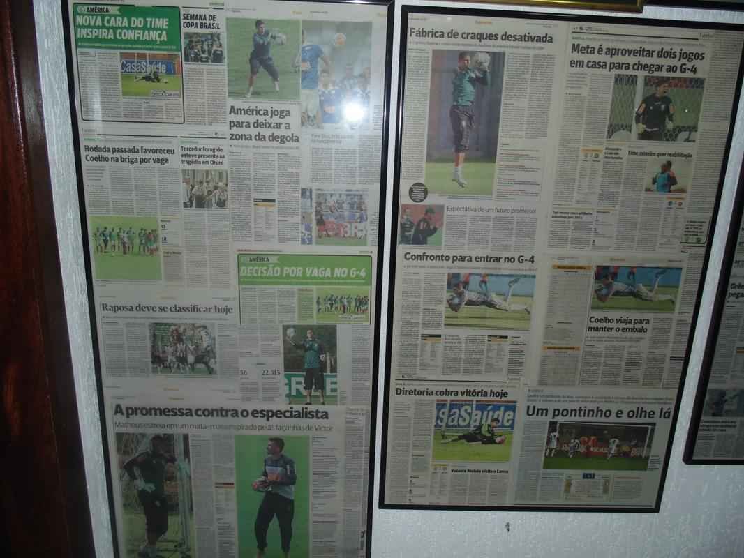 Famlia de boleiros: casa dos irmos Moiss e Matheus  repleta de camisas, quadros e recortes de jornais