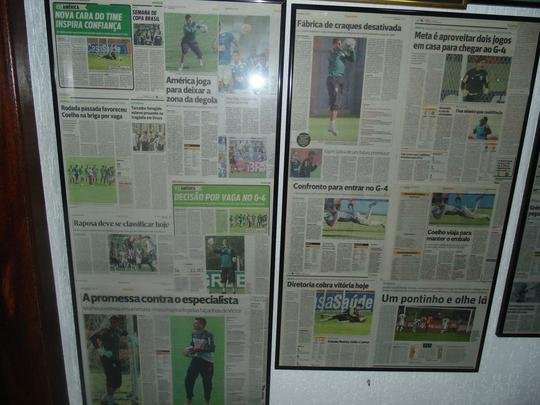 Famlia de boleiros: casa dos irmos Moiss e Matheus  repleta de camisas, quadros e recortes de jornais