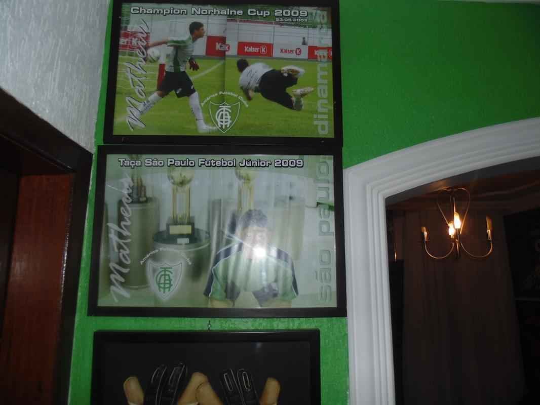 Famlia de boleiros: casa dos irmos Moiss e Matheus  repleta de camisas, quadros e recortes de jornais