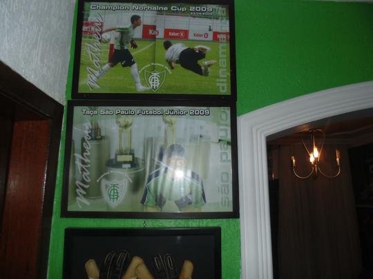 Famlia de boleiros: casa dos irmos Moiss e Matheus  repleta de camisas, quadros e recortes de jornais