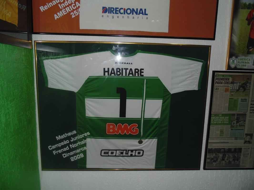 Famlia de boleiros: casa dos irmos Moiss e Matheus  repleta de camisas, quadros e recortes de jornais