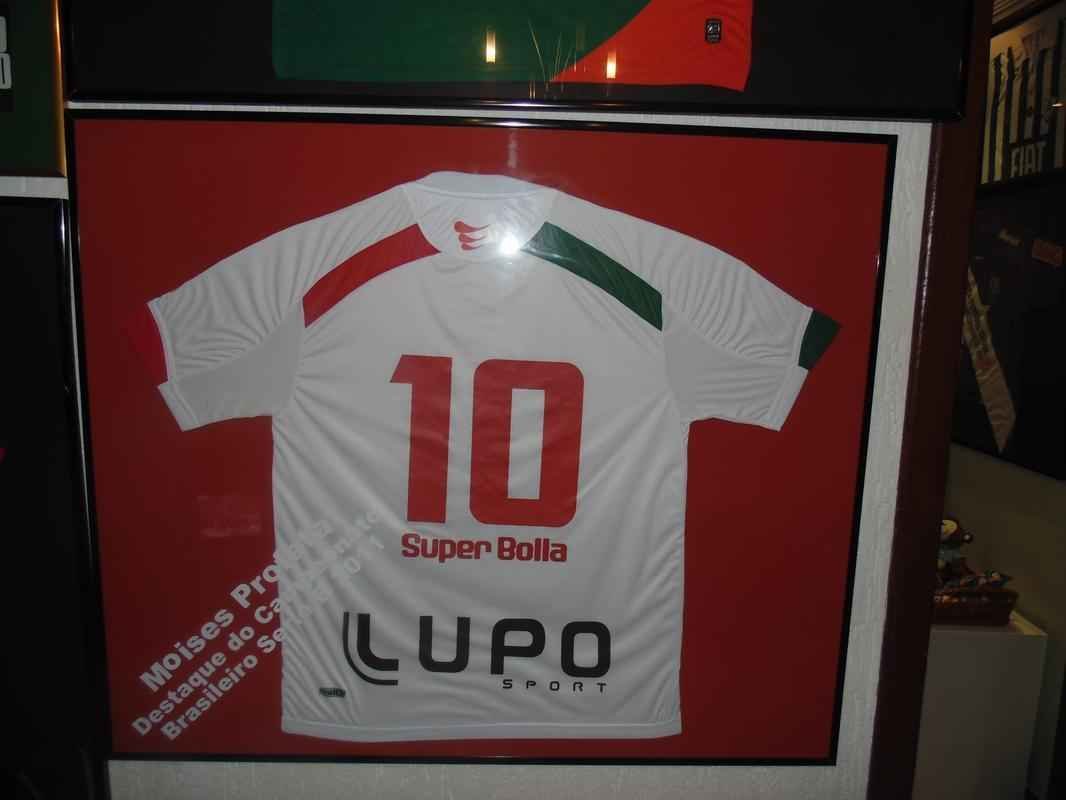 Famlia de boleiros: casa dos irmos Moiss e Matheus  repleta de camisas, quadros e recortes de jornais