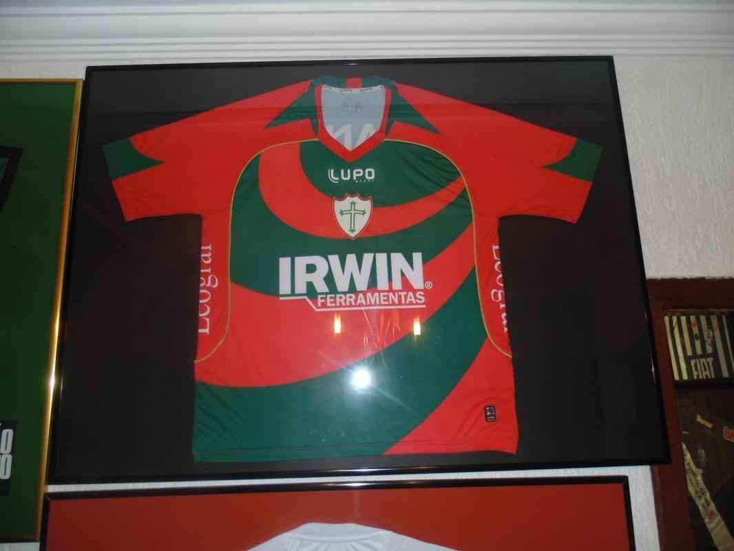 Famlia de boleiros: casa dos irmos Moiss e Matheus  repleta de camisas, quadros e recortes de jornais