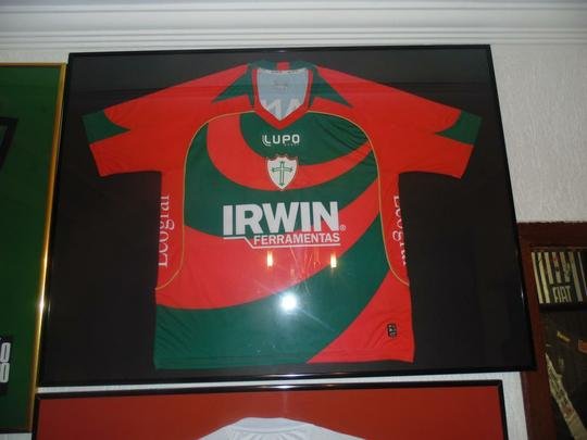 Famlia de boleiros: casa dos irmos Moiss e Matheus  repleta de camisas, quadros e recortes de jornais