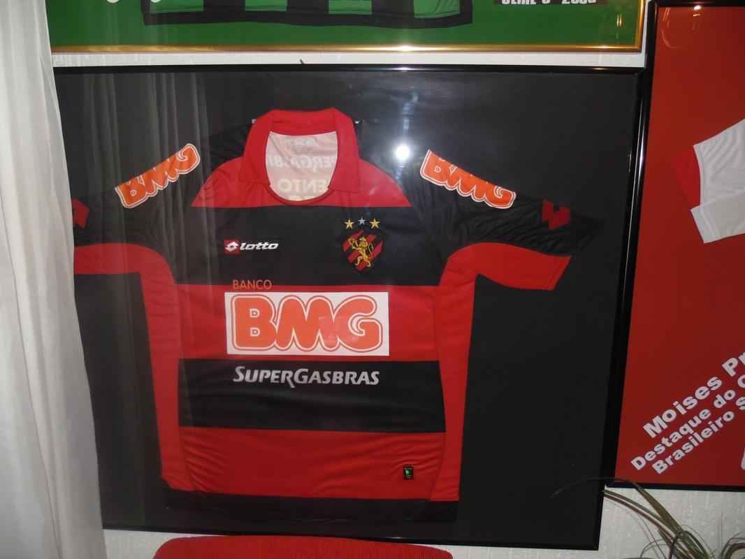 Famlia de boleiros: casa dos irmos Moiss e Matheus  repleta de camisas, quadros e recortes de jornais