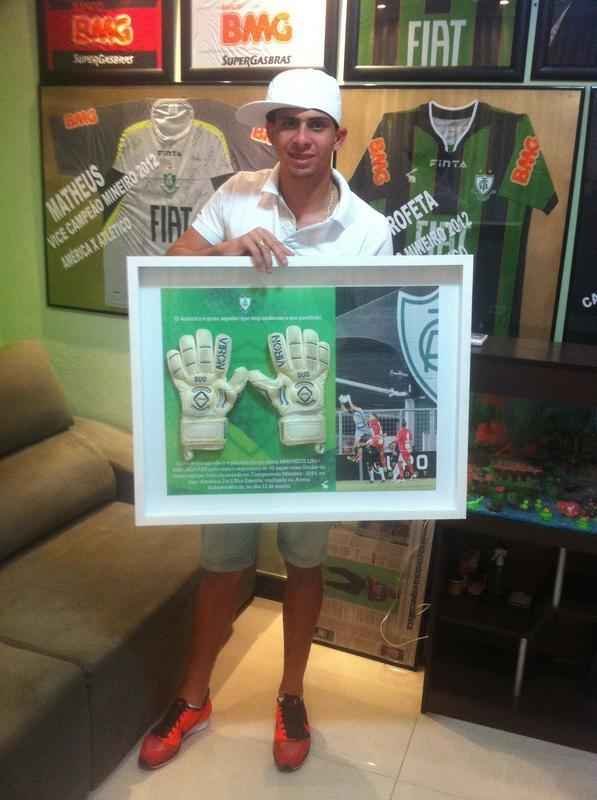 Famlia de boleiros: casa dos irmos Moiss e Matheus  repleta de camisas, quadros e recortes de jornais